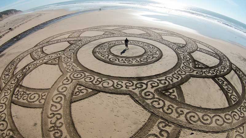 Sand drawing at Pomponio State Beach in San Gregorio, CA, by artist Brandon Anderton, 2015. (Drone photo courtesy of the artist)