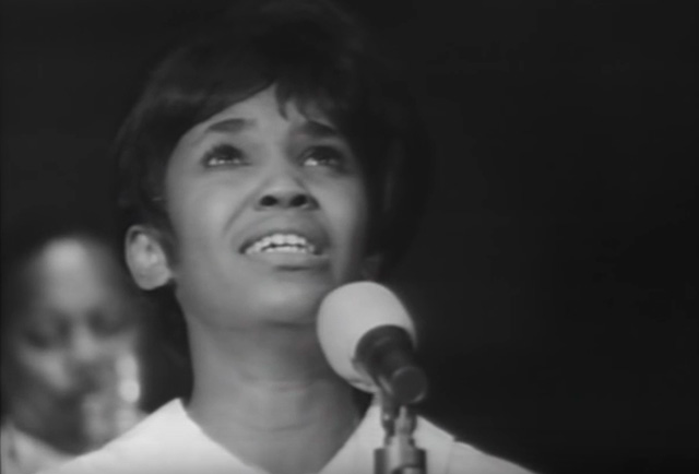 Esther Marrow sings at Grace Cathedral, 1965. (Photo: YouTube)