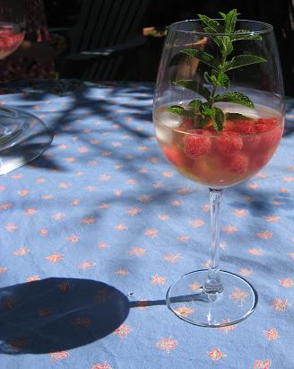 glass of sangria blanca
