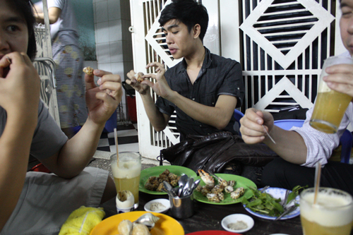 vietnam saigon eating snails