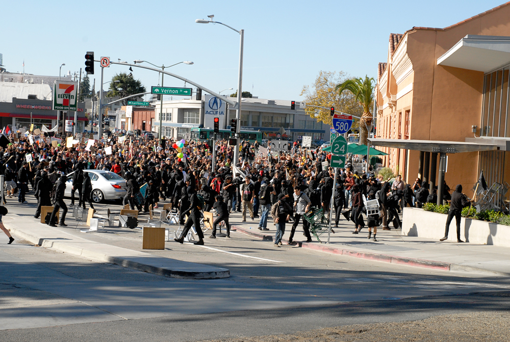 The massive crowd of protesters at Whole Food in Oakland during the General Strike