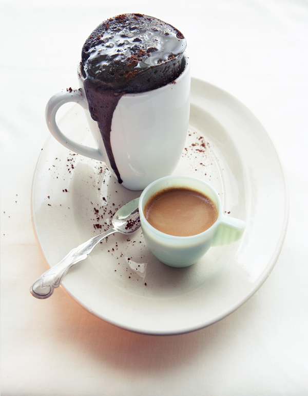 Sticky Chocolate Cake in Your Coffee Mug in 3 Minutes. Photo: Oof Verschuren
