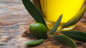 Don't hold back on the olive oil, a Spanish study concludes. Photo: hiphoto40/iStockphoto.com