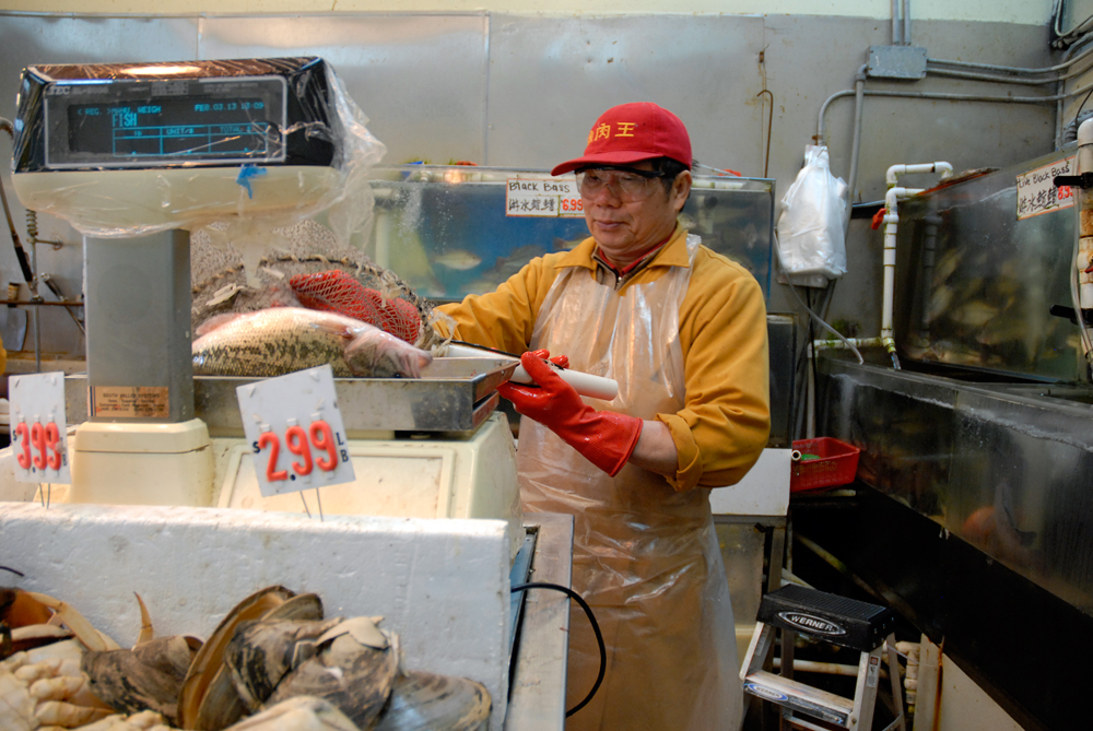 Weighing Fish at E&F Market in Oakland Chinatown. Photo: Wendy Goodfriend
