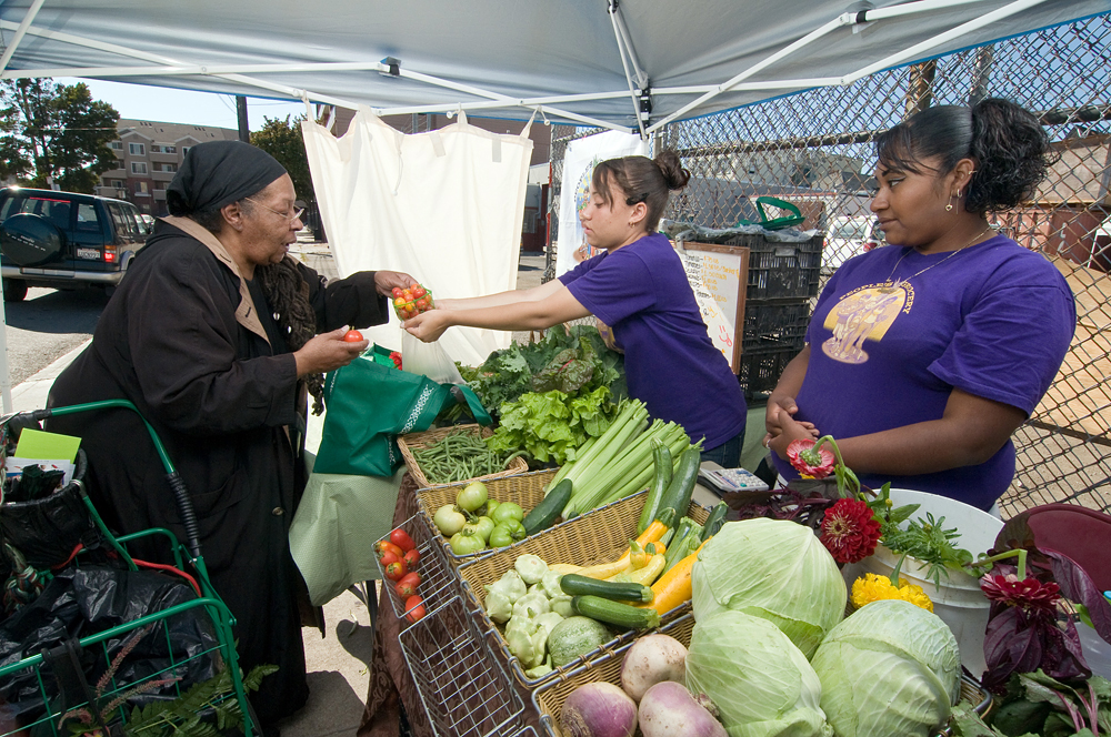 People's Grocery sponsored a program called the Grub Box as a short-term solution to getting fresh food to folks in a neighborhood with no full-service supermarket. Photo: Scott Braley
