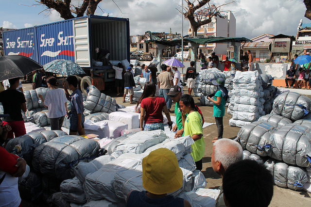 Food and aid distribution in Tanunan. Photo: UNHCR/Flickr