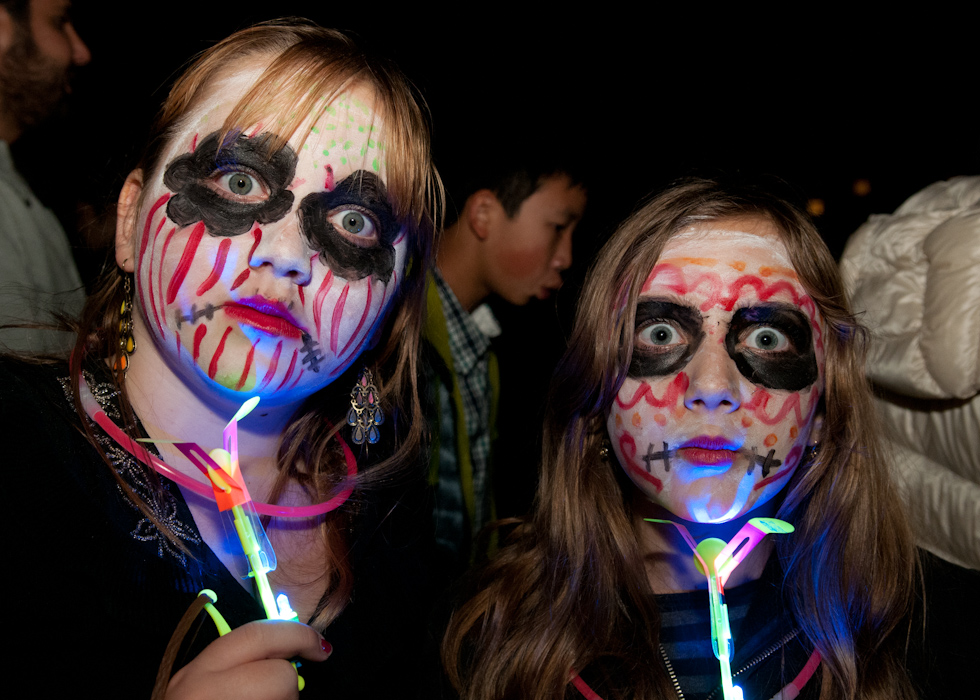 Two girls with light toys. Photo: Naomi Fiss