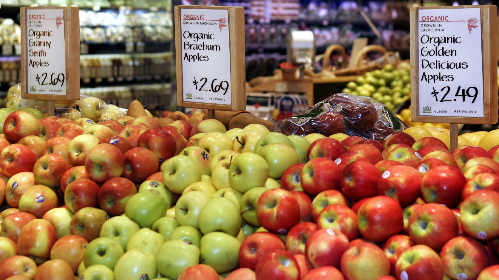 The National Organic Standards Board voted to no longer allow farmers to use the antibiotic streptomycin on organic apple and pear trees. Photo: Jeff Haynes/AFP/Getty Images
