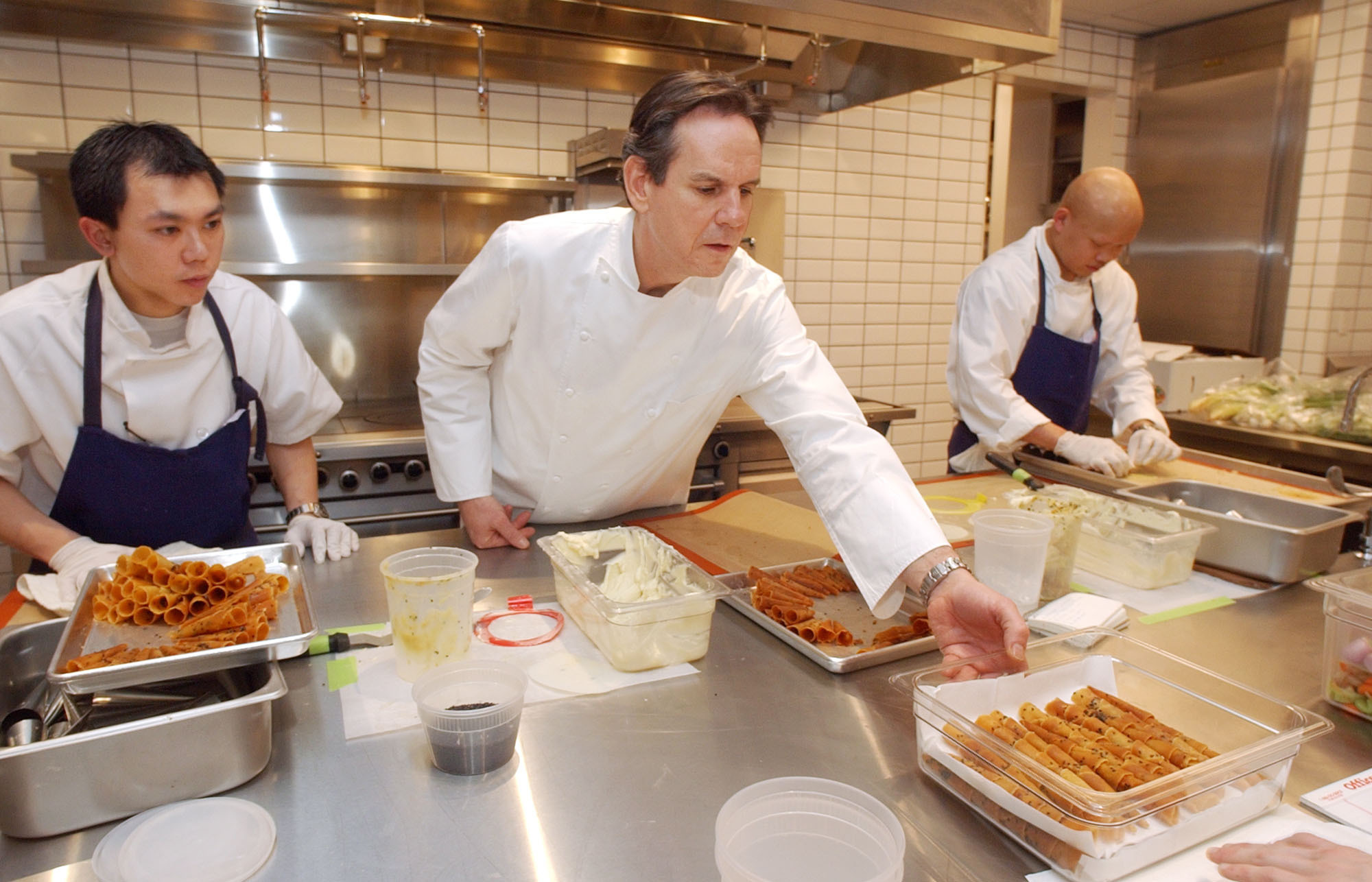 Chef Thomas Keller checks out preparations in the kitchen of his New York restaurant, Per Se, in the Time Warner Center, in February 2004. Photo: Richard Drew/AP