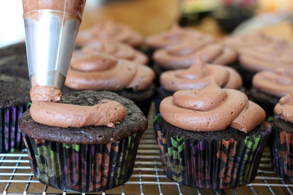 Frost the cupcakes with the frosting. Photo: Wendy Goodfriend
