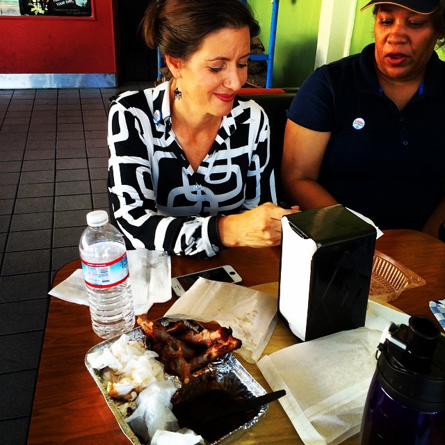 Mayor Schaaf eats at Genny's Fire Pit during her campaign. Photo: Peggy Moore