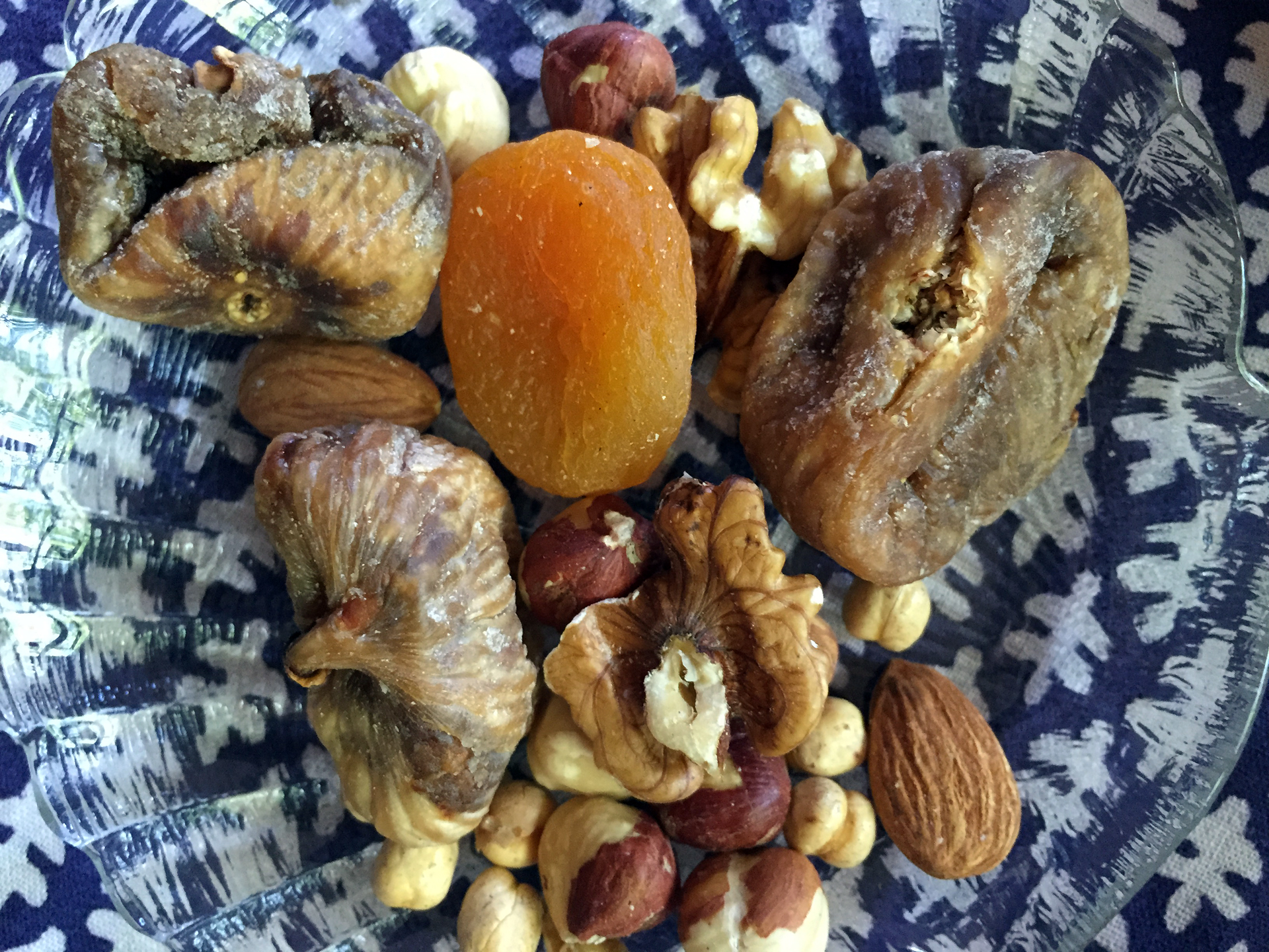 Dried fruits and nuts are displayed on the table and also provided to guests who visit your home to greet you in the new year.