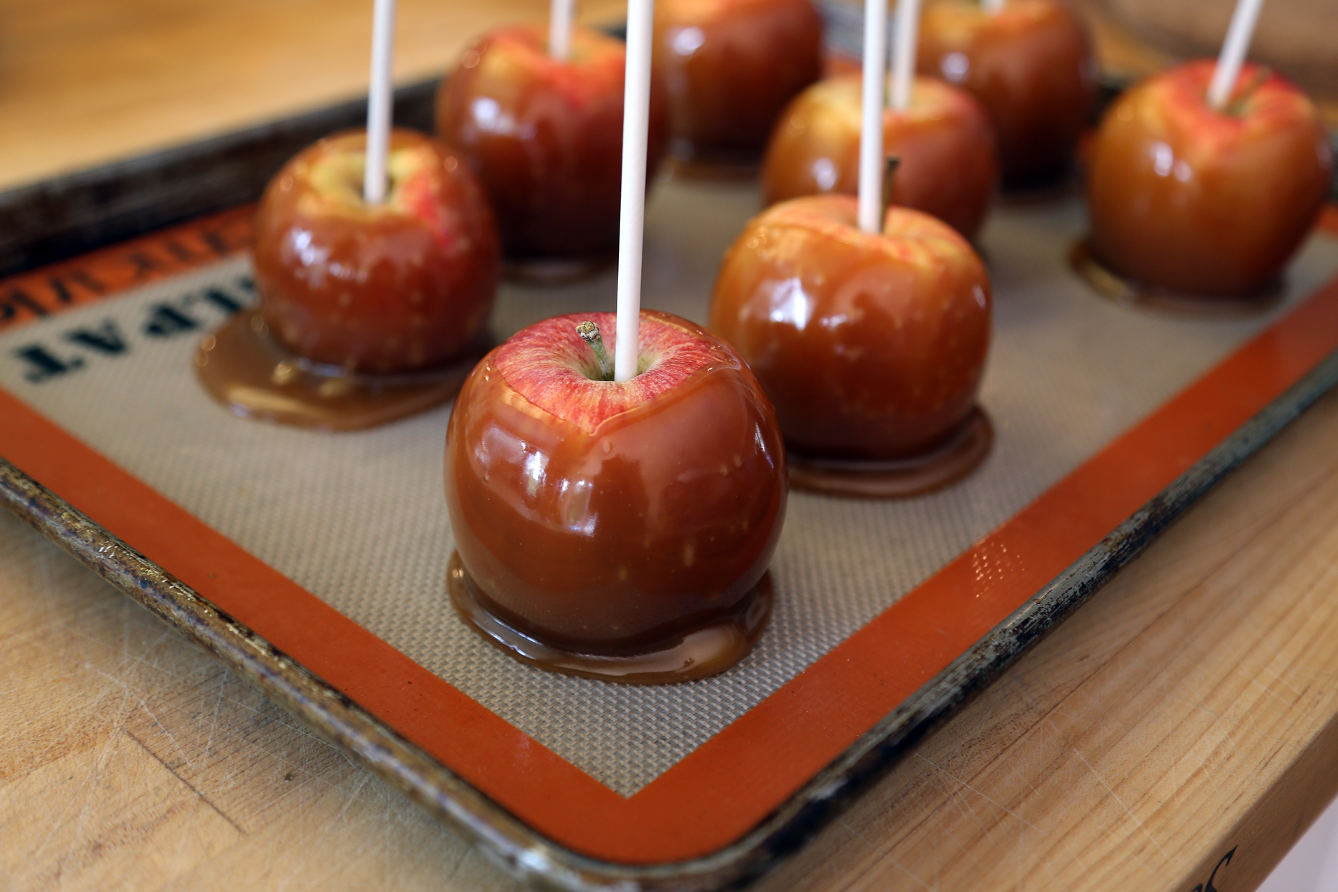If you are not serving the apples right away, make sure to cover and refrigerate them for up to 1 day before serving.