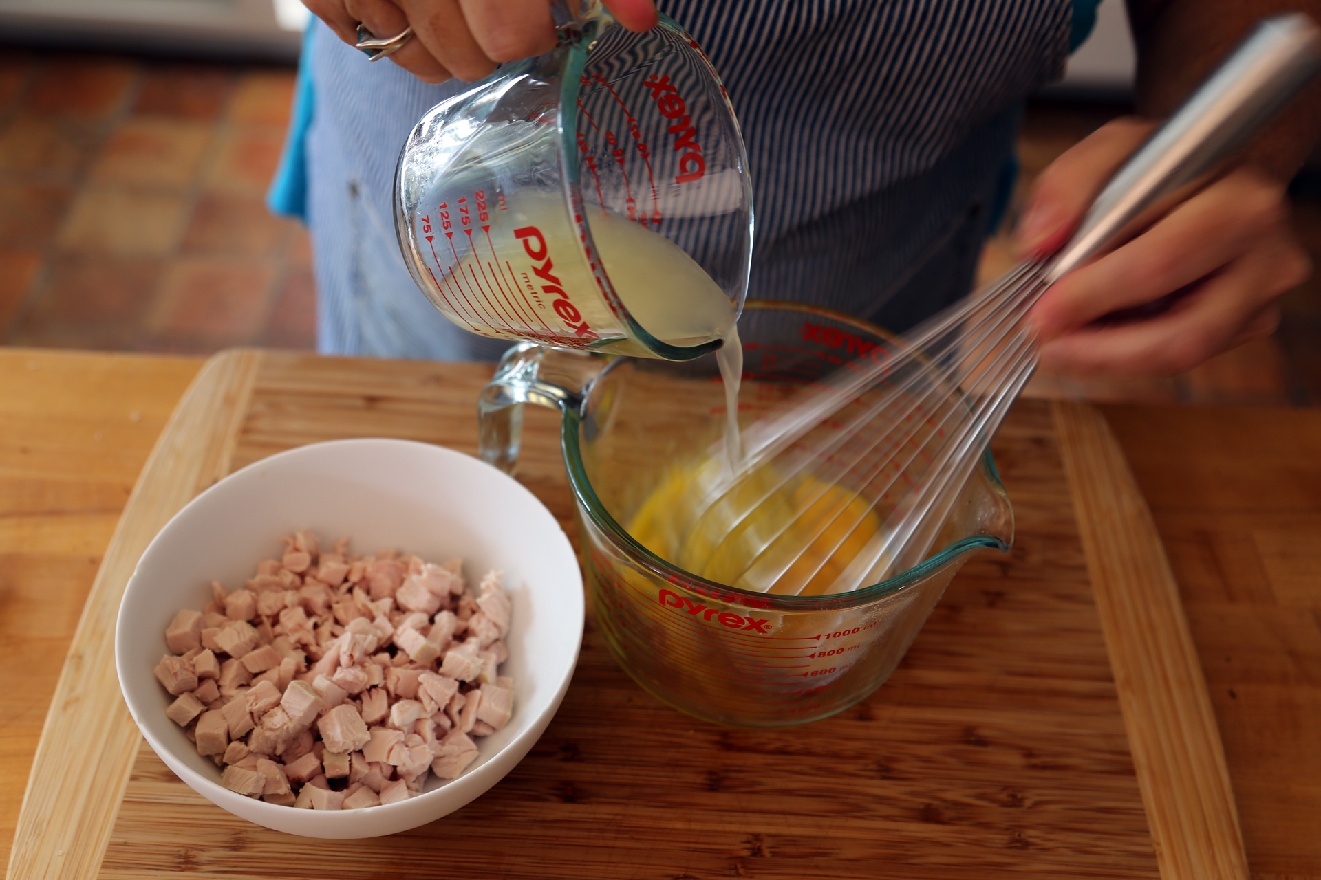 In a bowl, whisk together the eggs and lemon juice until smooth.