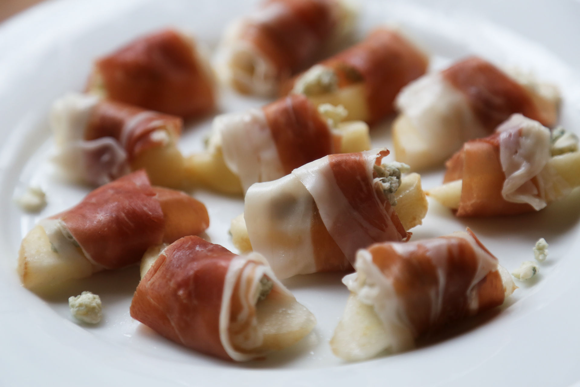 Prosciutto-Wrapped Pears with Gorgonzola