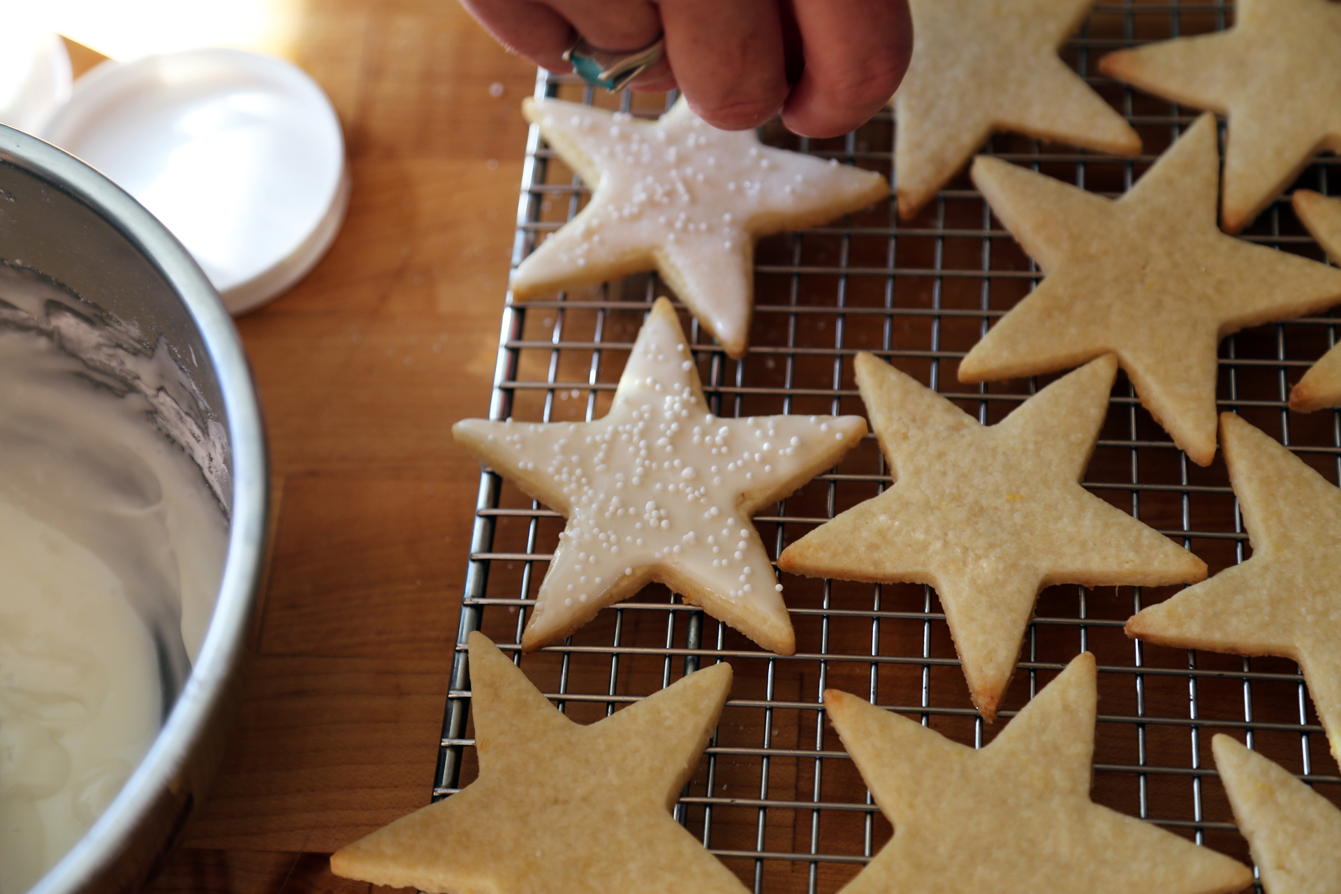 Sprinkle the lemon stars with a little sparkle sugar before the icing dries.