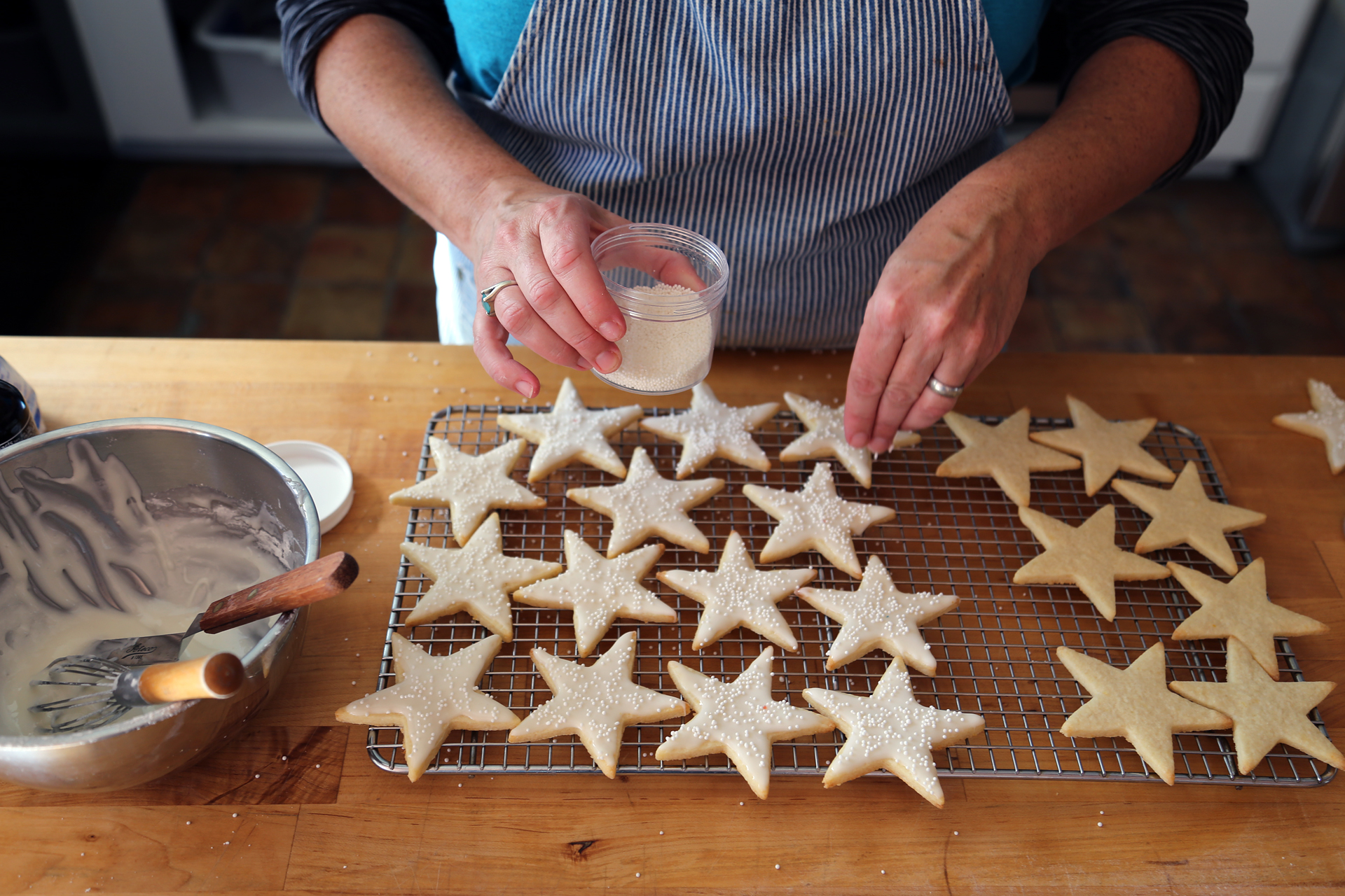 Sprinkle the star cookies with sparkle sugar for decoration and serve.