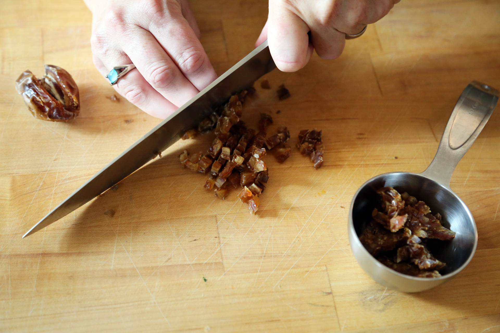  Pit and finely chop the dates.