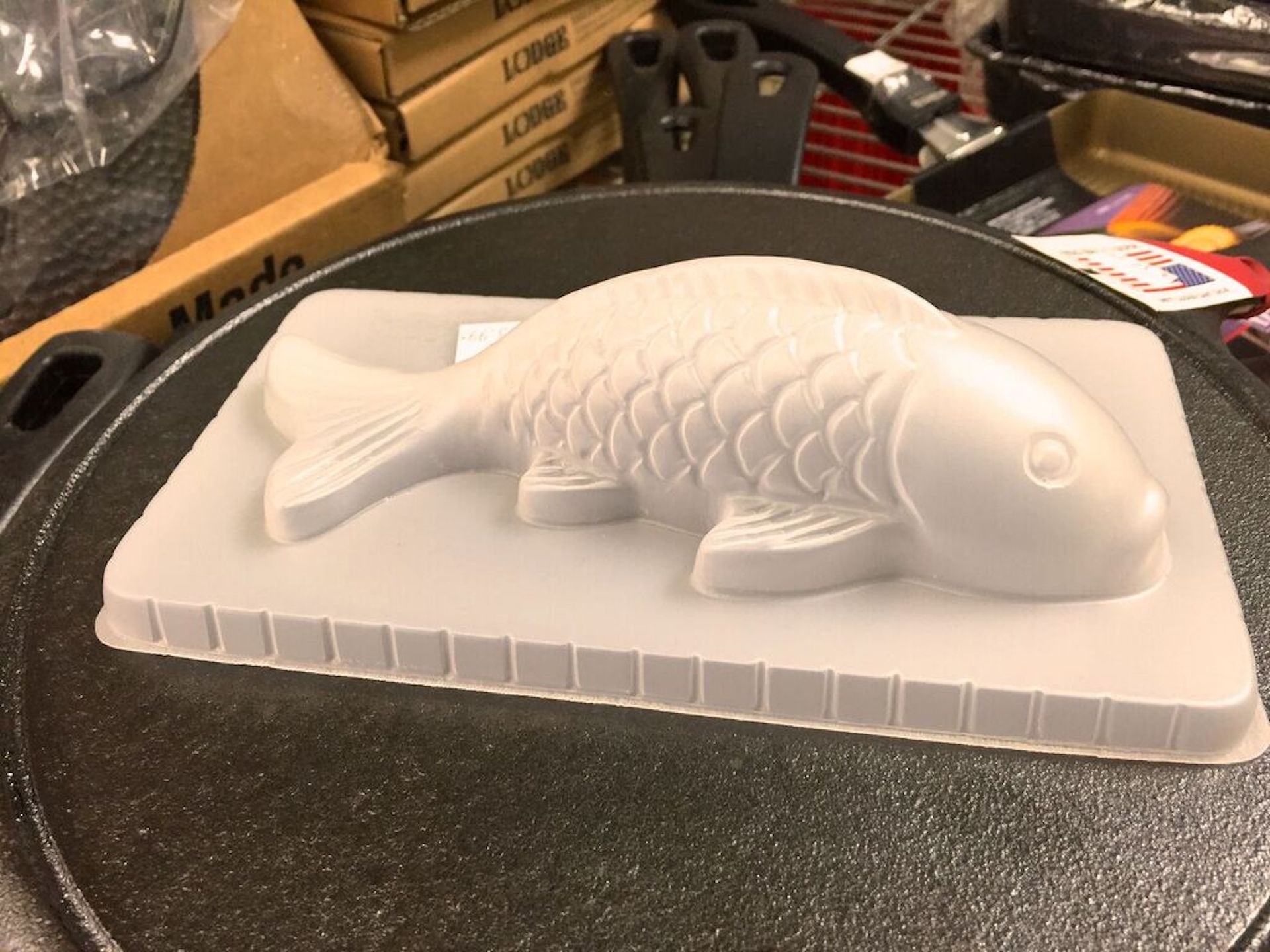 Fish-shaped cake mold