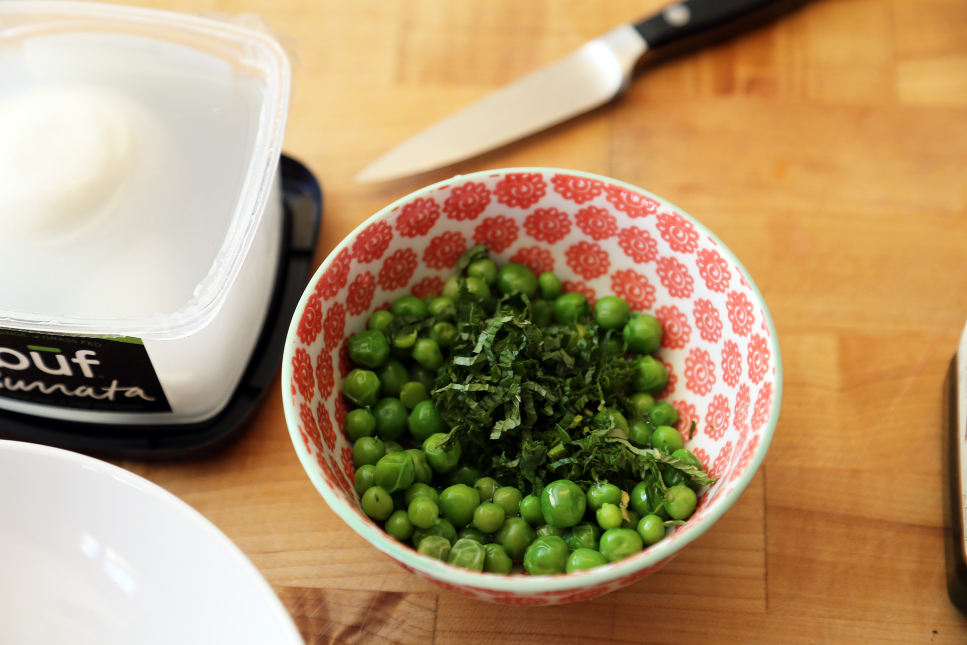 n a bowl, toss together the peas, olive oil, lemon juice, and mint.