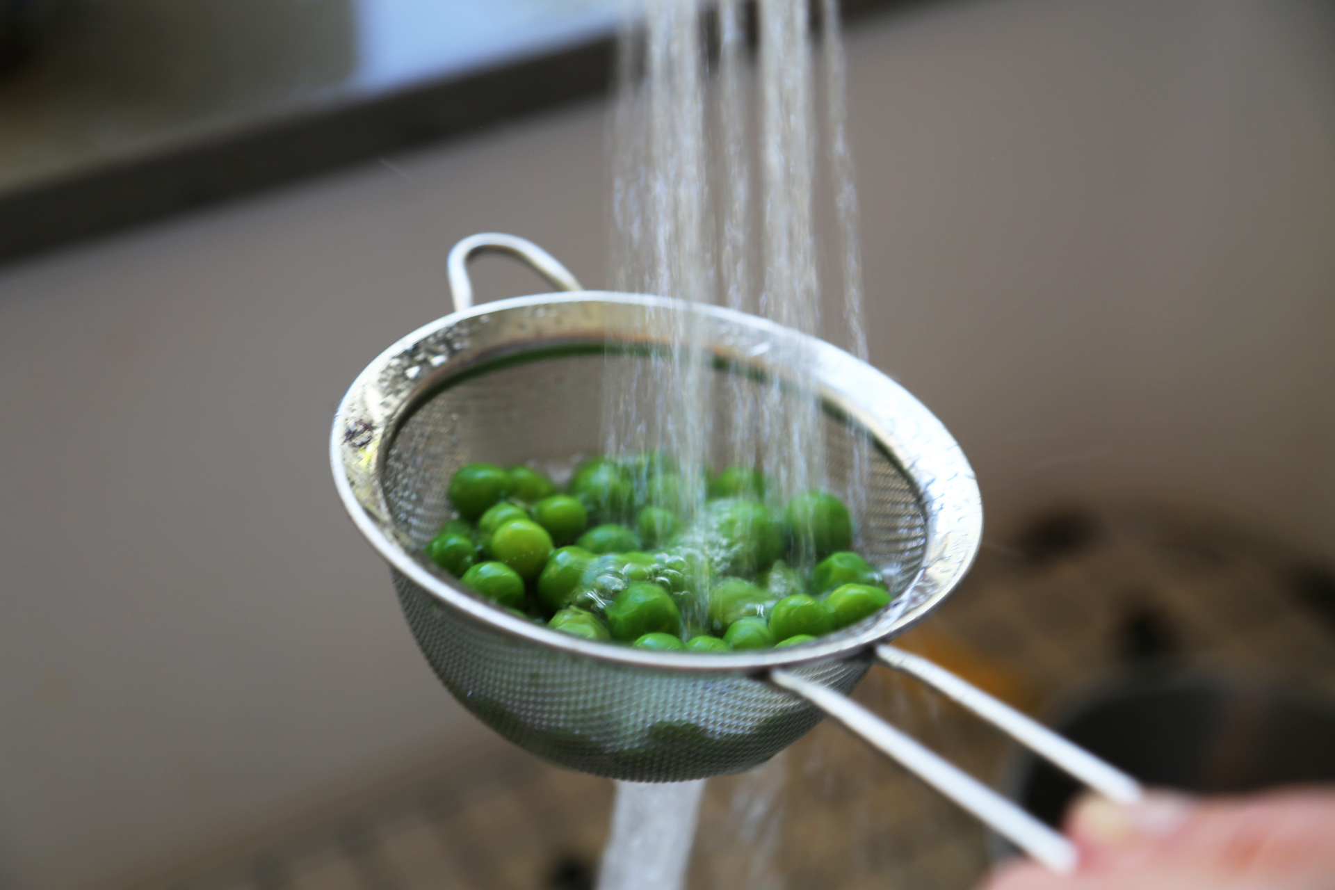Drain the peas and rinse them under cold water.