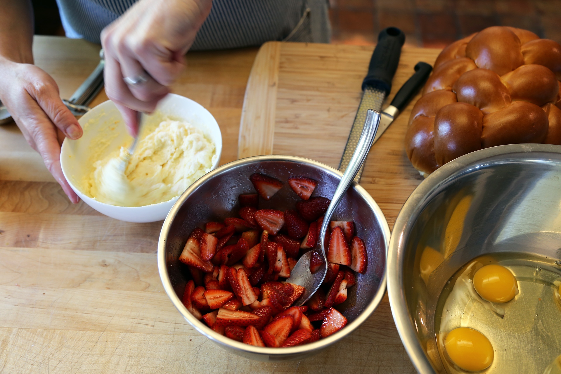 In a bowl, whisk together the ricotta, 2 to 3 tbsp sugar, and orange zest.