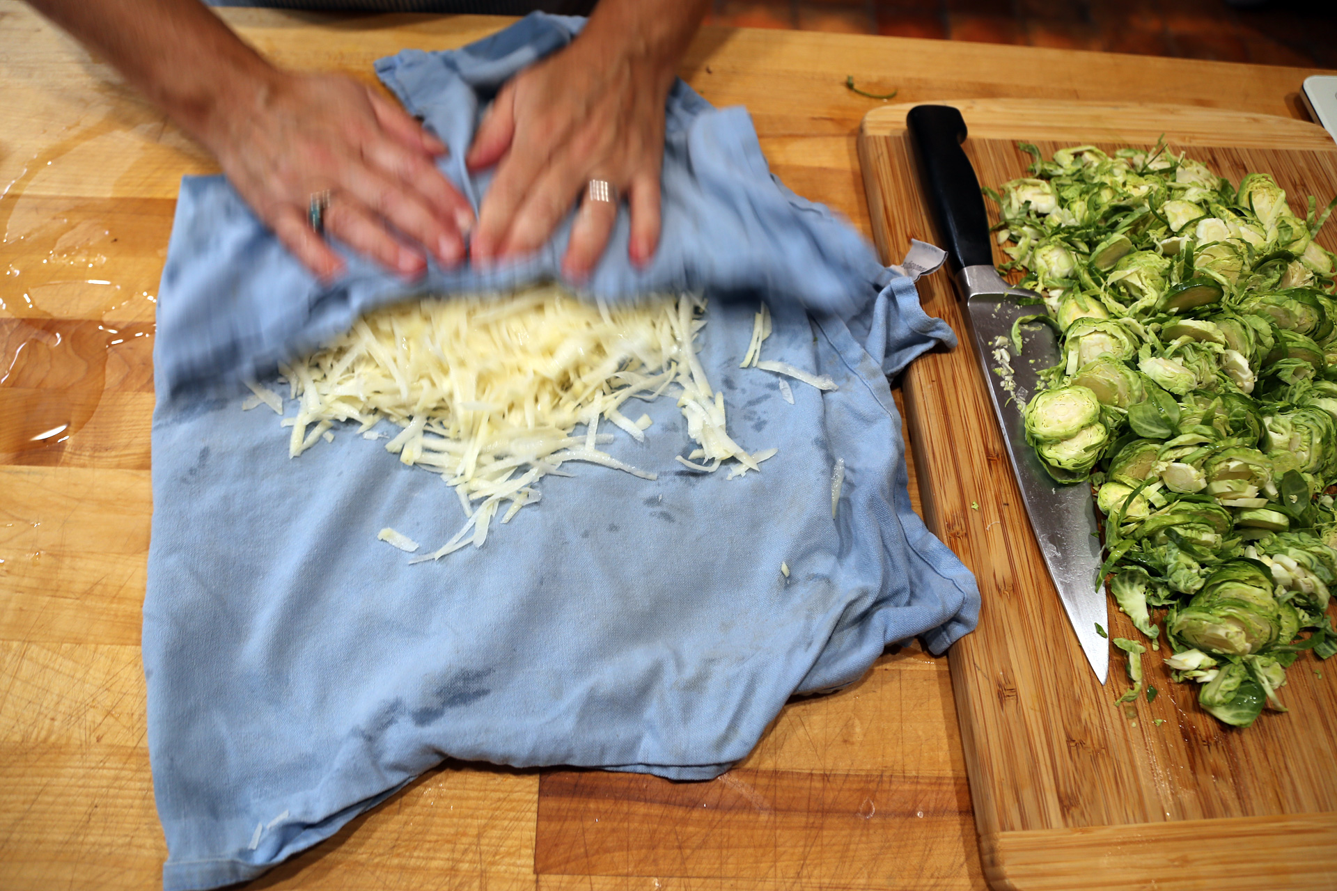 Drain the shredded potatoes and transfer to a dry kitchen towel. Press out as much water as possible.