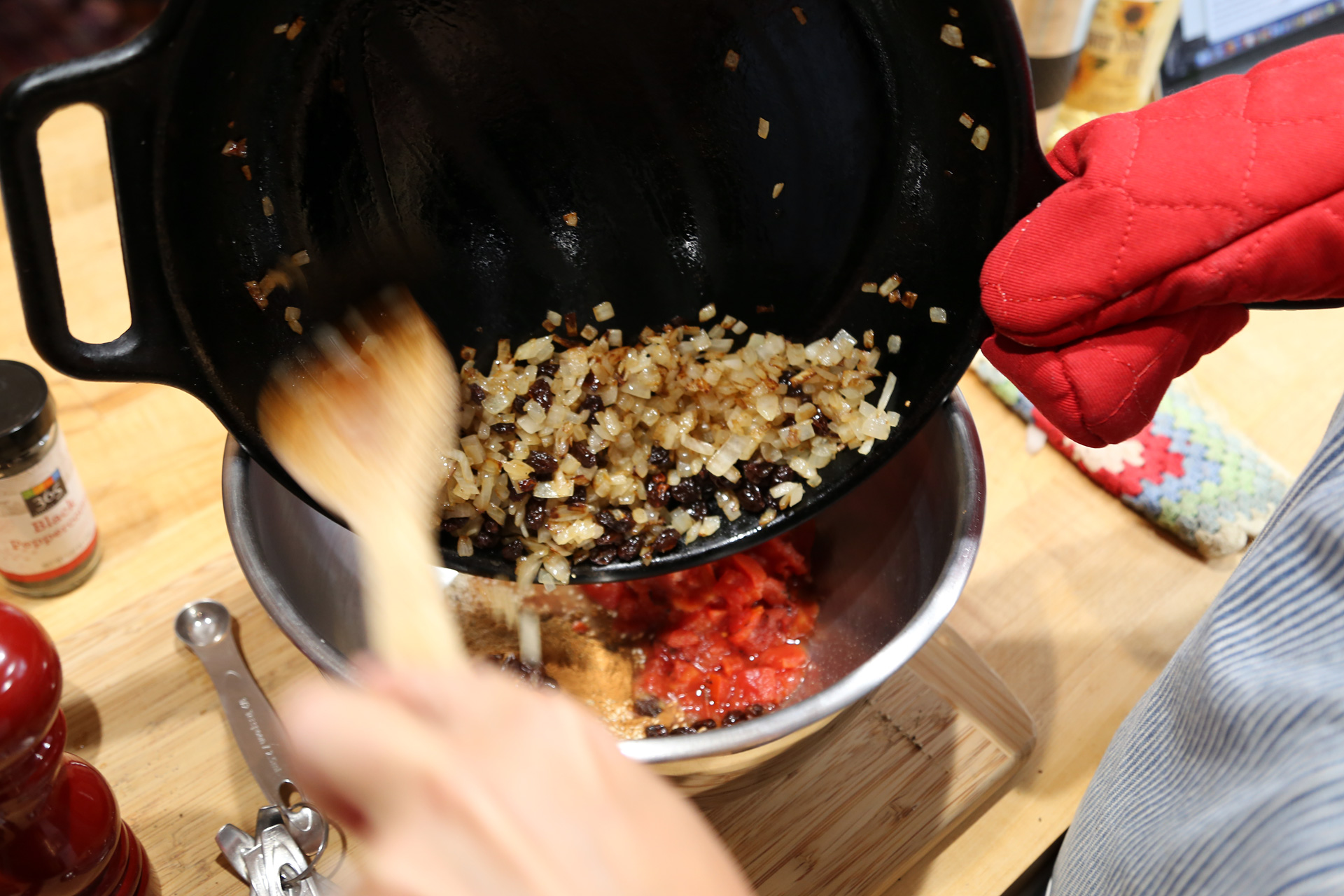  Transfer the onion mixture to the bowl with the sesame seeds.