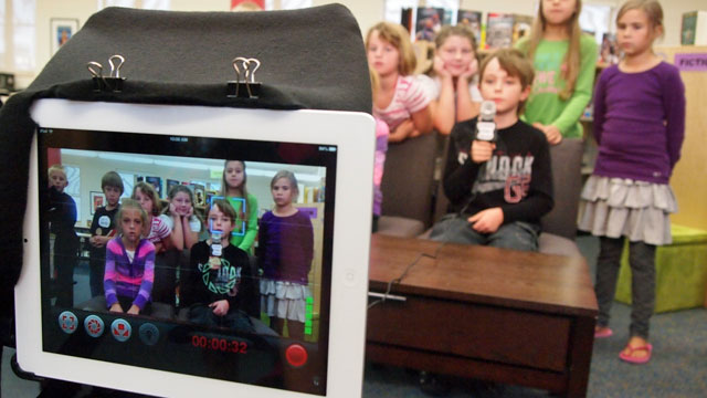 Student produce a web show with tablets (Brad Flickinger/Flickr)