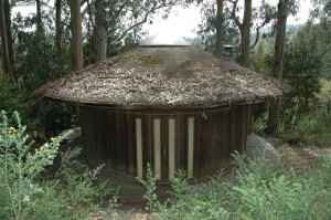 Structure whose form and building technique modeled on traditional water tank.
