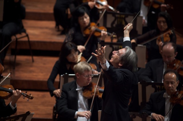 San Francisco Symphony Music Director Michael Tilson Thomas conducts. (Courtesy San Francisco Symphony)