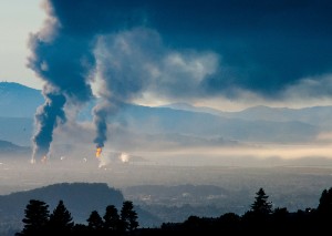 An industrial accident led to a fire at the Chevron oil refinery in Richmond, Calif. on Aug. 6, 2012. (Stephen Shiller/Flickr)