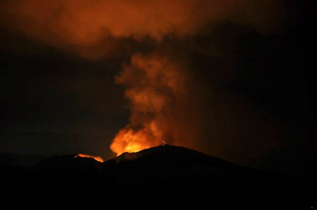 Morgan Fire, burning east of Mount Diablo, as seen from Lafayette late Sunday night. At least 800 acres have burned southeast of the town of Clayton. (Susan Welty)