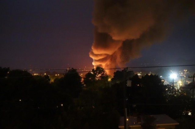 The smoke column on Saturday night as seen from Delaware Street. (Raph Levien/Berkeleyside)