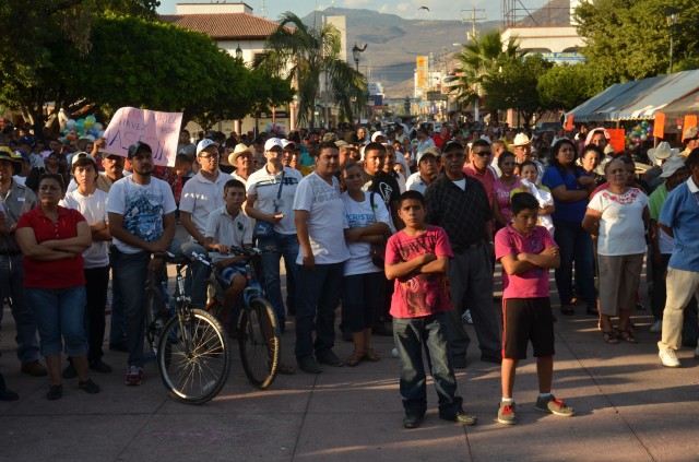 A crowd listens to the leaders of a civilian militia at a March rally in Apatzingan, Mexico. The militia pushed out members of a violent drug cartel in the western state of Michoacan. (Alan Ortega/KQED)
