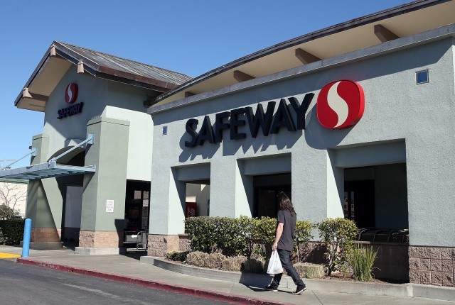 An agreement between Safeway and a key union helped pave the way for plastic bag ban. (Justin Sullivan/Getty Images)