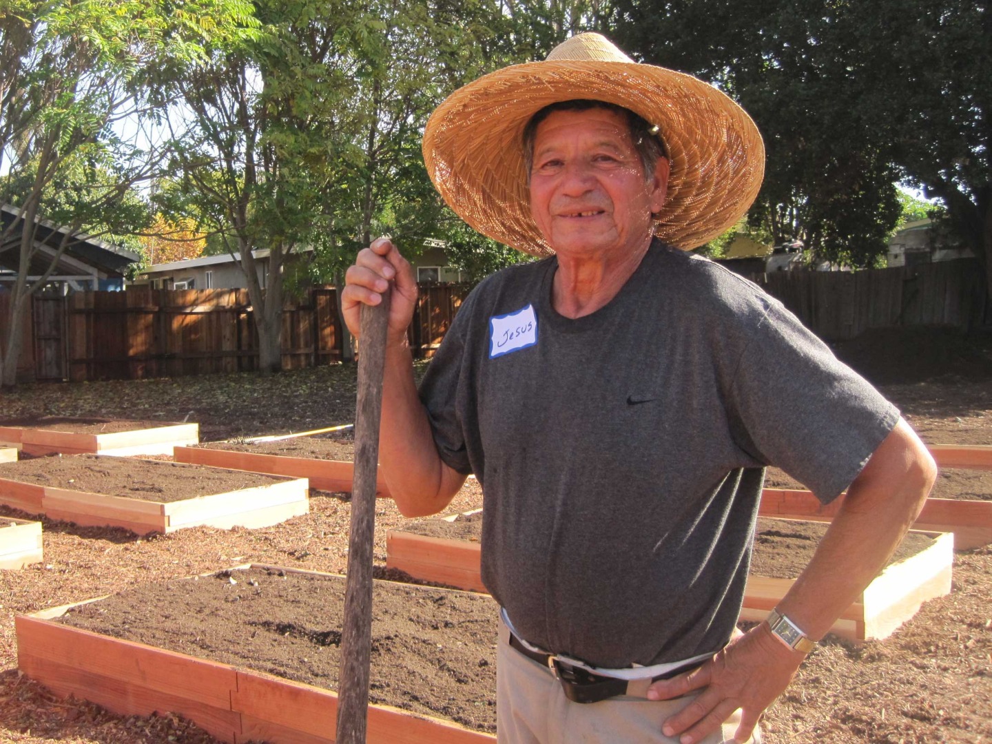 esus Becerra helps build Belle Haven’s first community garden on Nov. 8, 2014. The garden opened later in the month, and about 25 families gained access to raised beds and gardening classes on site. (Farida Jhabvala Romero/Peninsula Press)