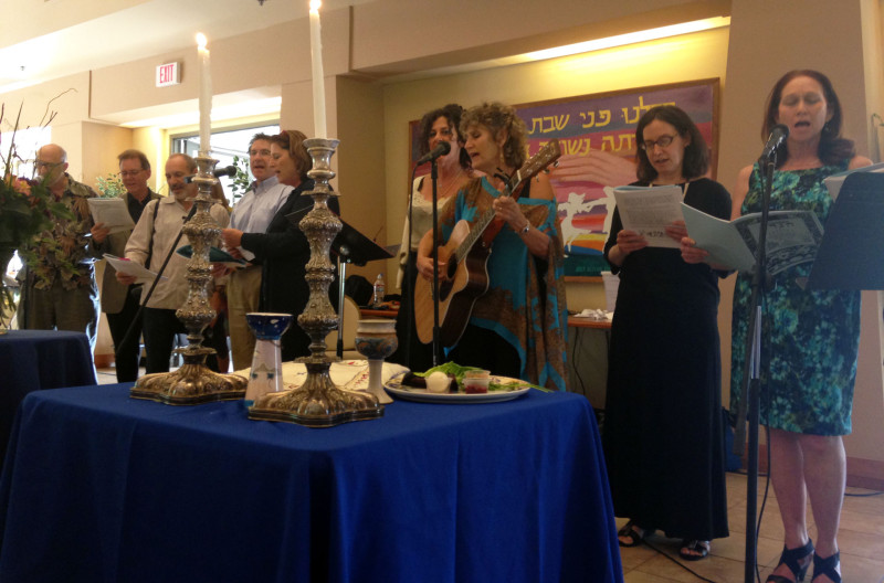 Graduates of the Valley Kindershule sing “In Dem Land Fun Piramidn” in Yiddish at the Erev Shabbos Discussion Group seder on Sunday, March 29, 2015.