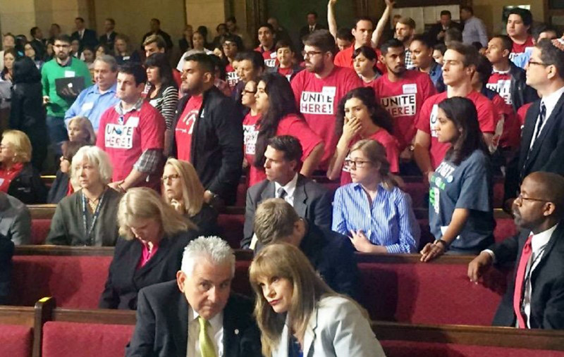 Defensores – en su mayoría – de una propuesta por aumentar el salario mínimo en Los Ángeles a $15 la hora para el 2020 de manera rutinaria atiborran la cámara del Consejo de la Ciudad para presenciar un voto importante.