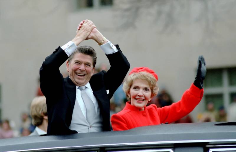 Newly sworn-in President Ronald Reagan and First Lady Nancy Reagan wave from the limousine during the 1981 inaugural parade. 