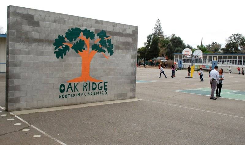 Se decora una cancha de frontón con orgullo escolar en Oak Ridge Elementary, una de siete “escuelas prioritarias” en el Distrito Unificado de Escuelas de Sacramento. 