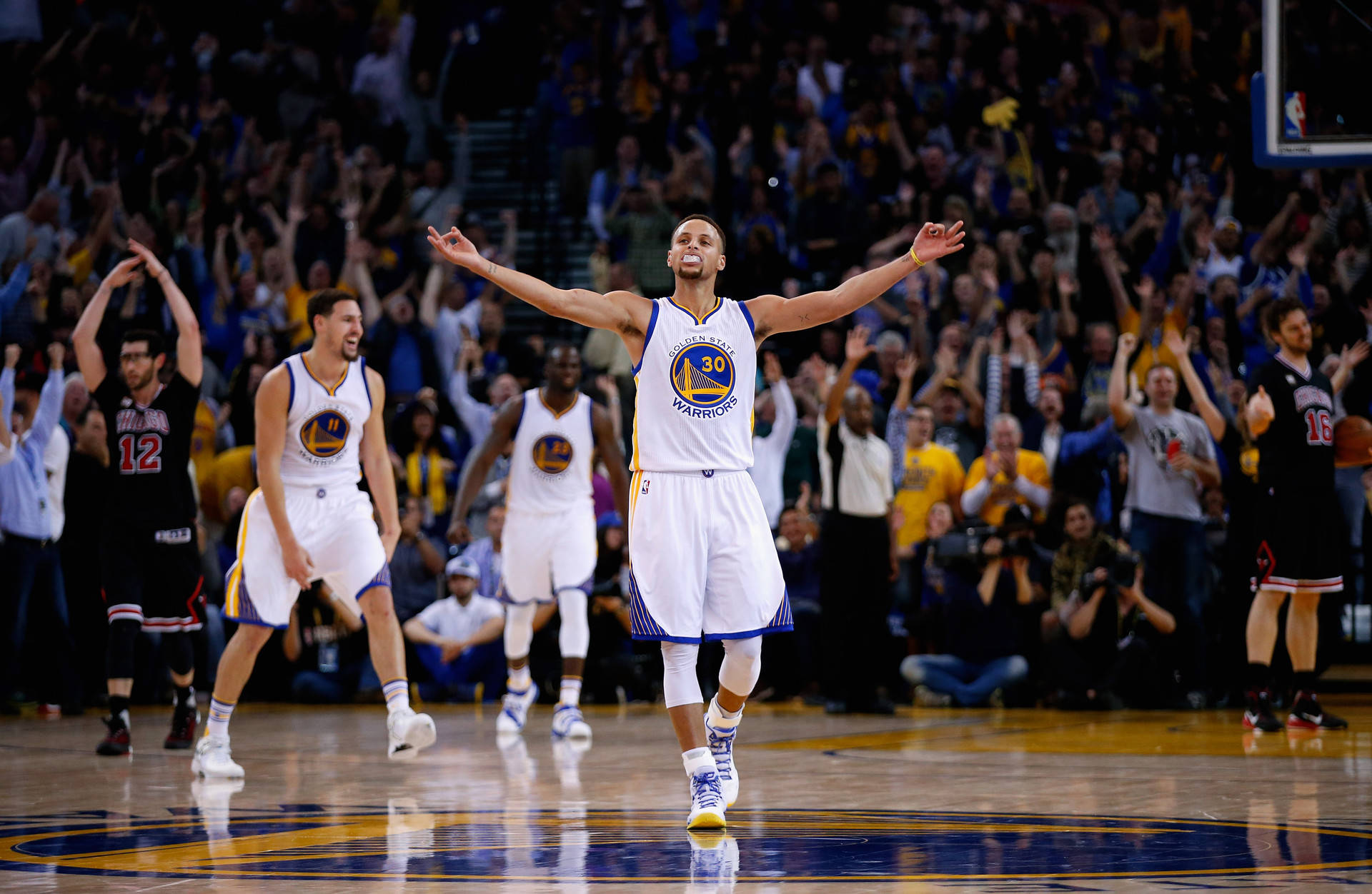 Stephen Curry and the Golden State Warriors celebrate after a victory against the Chicago Bulls at ORACLE Arena on November 20, 2015. (Ezra Shaw/Getty Images)