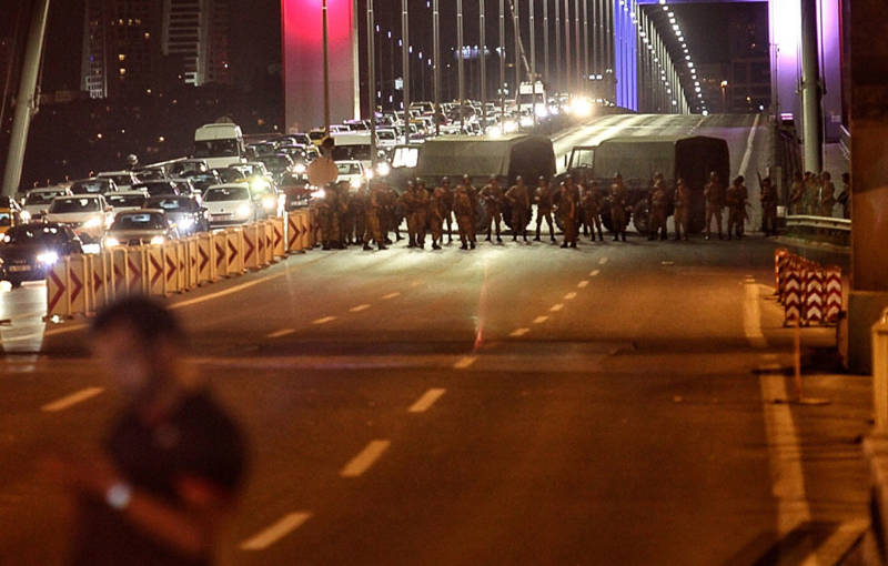 Turkish soldiers block Istanbul's Bosphorus Bridge on July 15, 2016. The bridge separates the European and Asian sides of the city.
