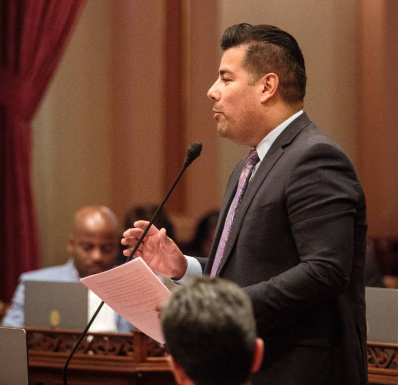 Senate Bill 1289, by Sen. Ricardo Lara, would bar cities and counties from contracting with private prisons to hold immigrant detainees.