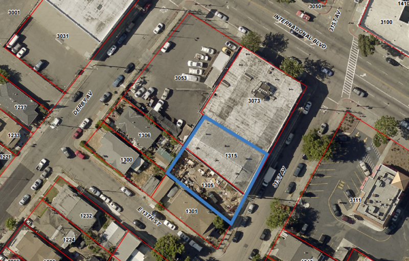 A 2015 aerial image of the 1300 block of 31st Avenue in Oakland with the Ghost Ship warehouse, 1315 31st, and the adjacent vacant lot, 1305 31st, outlined.