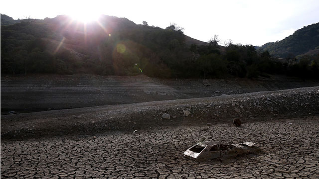 A car sits on the exposed bottom of the Almaden Reservoir in San Jose on January 28, 2014. (Justin Sullivan/Getty Images)