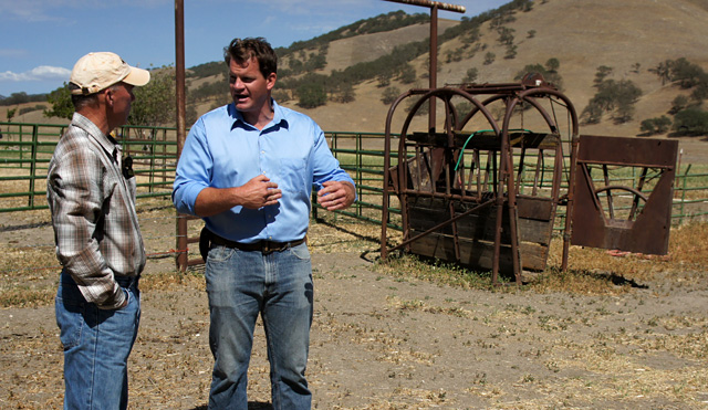 Armen Nahabedian of Citadel Exploration talks with rancher Skip Ramsey about an oil project. (Lauren Sommer/KQED)
