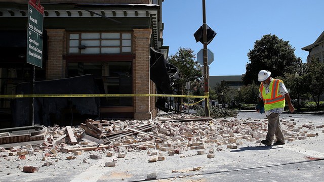 Dan Kavarian, chief building official with the City of Napa, surveys a building that was damaged by a 6.0 earthquake on August 24, 2014 in Napa, California. (Photo by Justin Sullivan/Getty Images)