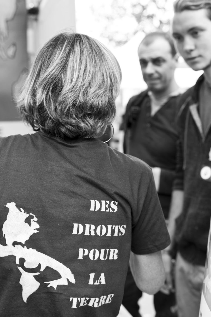 In the run-up to the Paris climate talks, the Alternatiba association organized a "Village of Alternatives" for the environment and the climate, over the weekend of Sept. 26-27. This t-shirt advocates legal rights for Earth.