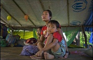 A Burmese family rest in a temporary camp on the Thai/Burma border. (    Rusty Stewart: Flickr)